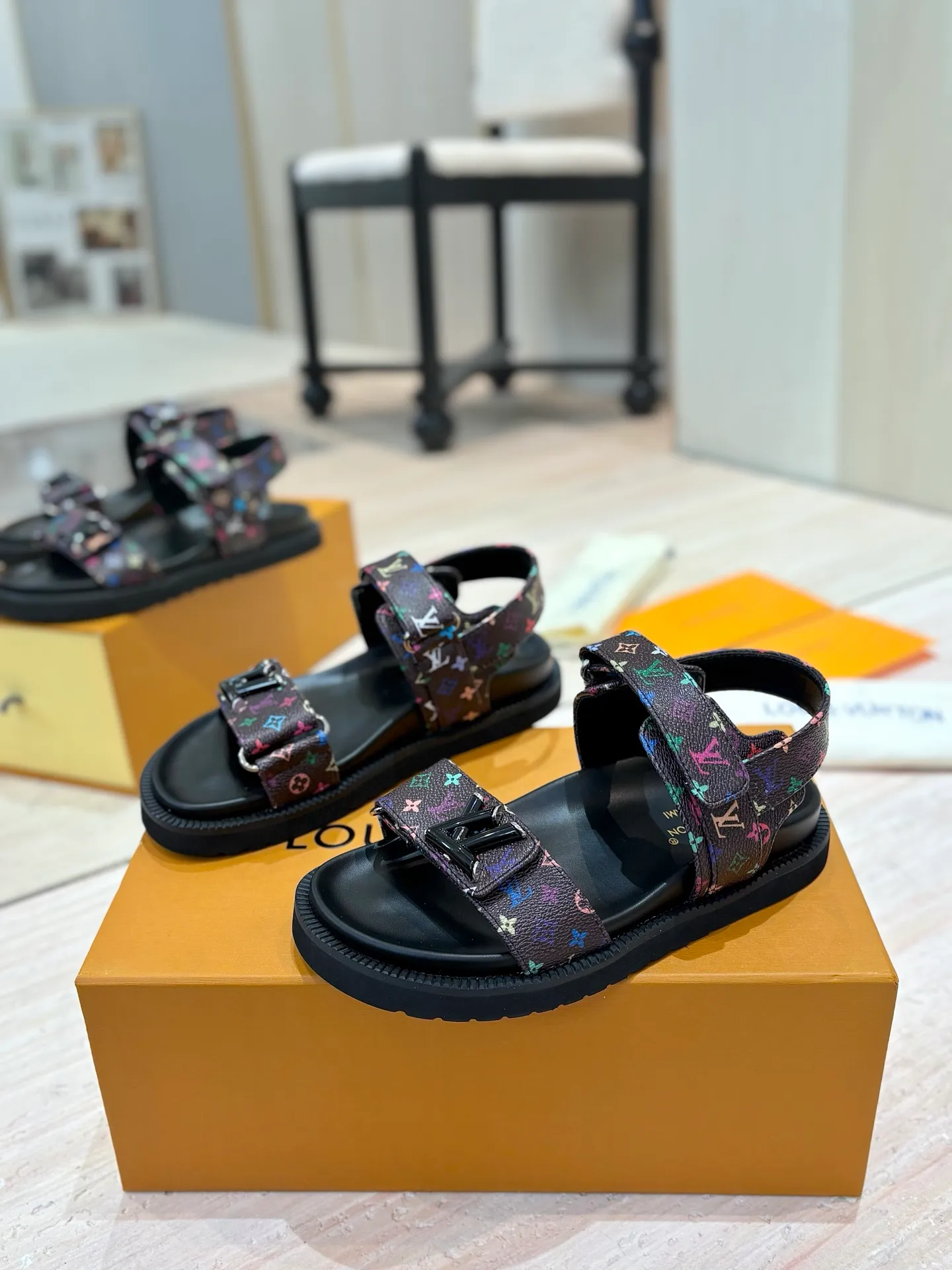 👟👟Ex-factory price 460👟👟 LV 2025 spring and summer new products 🥰 Popular LV donkey brand counters Embossed logo embossed sandals This Pool Pillow Comfort flat sandals are made of technical fabrics and use high-frequency embossing technology to reinterpret the Monogram pattern. Soft padded upper with adjustable Velcro, comfortable and tough insole adds harmonious colors 👍New hard goods, purchasing agent level! Full of high-end feel! A popular model among bloggers at home and abroad, it’s retro and fashionable and looks amazing on your feet! The official website's main recommendation 👍👍 ✅ Upper: waterproof special original fabric ✅ Inner lining: imported mixed sheepskin ✅ Outsole: original molded foam outsole ✅ Number of sizes: women's size 35-45 (women's size 41 men's 38.45, custom-made, non-refundable) ✅ Packaging: full set of drawer boxes ​